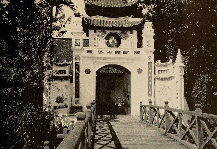 Cầu Thê Húc và cổng đền Ngọc Sơn, Hà Nội.