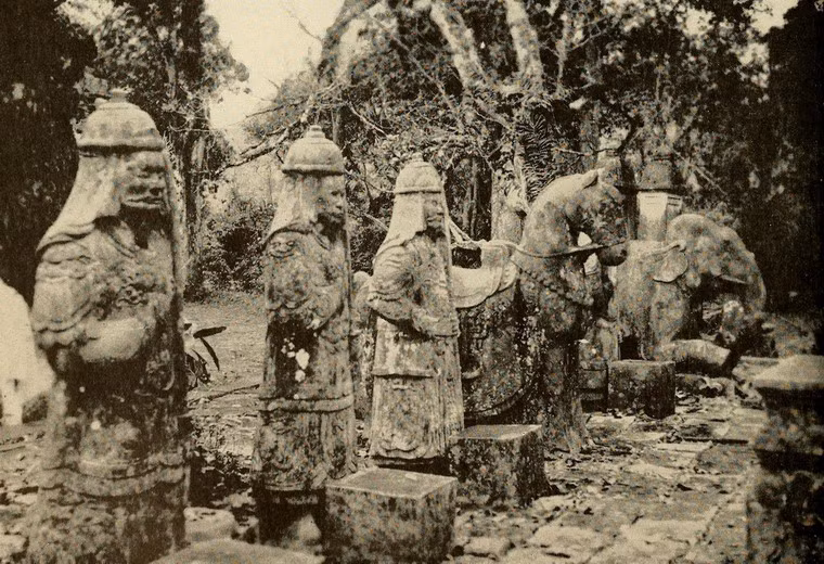 Cận cảnh những pho tượng cổ ở chùa Mật Sơn.