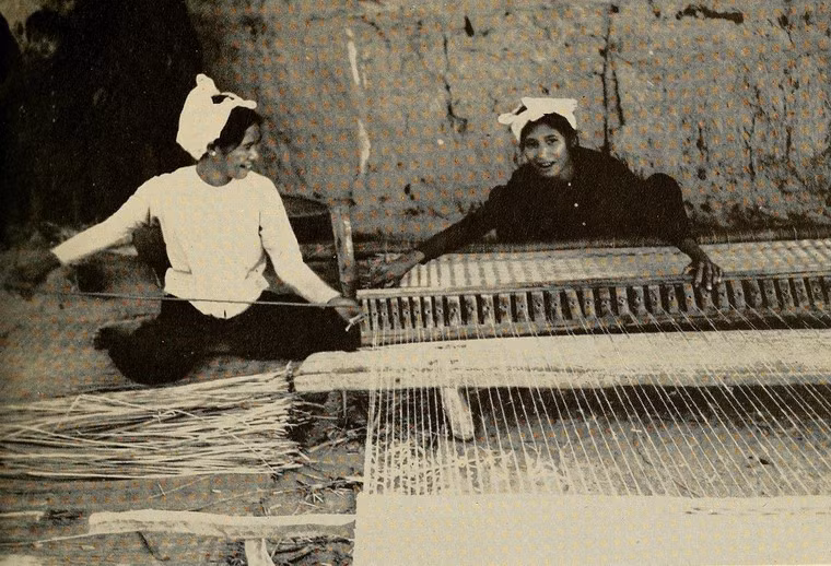 Các phụ nữ dệt vải tại một ngôi làng ở Phan Rang, Ninh Thuận.