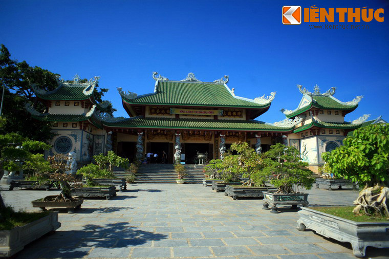 2. Nằm trên một ngọn đồi cạnh bãi Bụt của bán đảo Sơn Trà, chùa Linh Ứng - Bãi Bụt là ngôi chùa lớn nhất của thành phố Đà Nẵng. Chùa tọa lạc trên khu đất rộng 20 ha với những hạng mục chính điện, nhà tổ, giảng đường, tăng đường, thư viện, nhà ăn, nhà cầu, vườn tượng các vị La Hán...