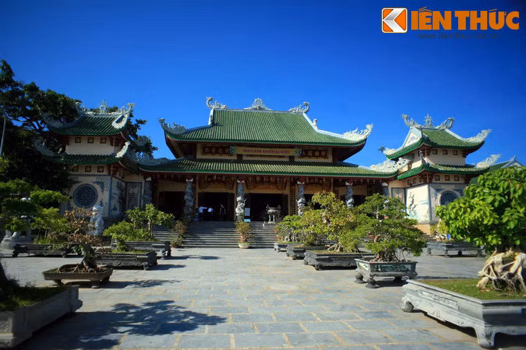 2. Nằm trên một ngọn đồi cạnh bãi Bụt của bán đảo Sơn Trà, chùa Linh Ứng - Bãi Bụt là ngôi chùa lớn nhất của thành phố Đà Nẵng. Chùa tọa lạc trên khu đất rộng 20 ha với những hạng mục chính điện, nhà tổ, giảng đường, tăng đường, thư viện, nhà ăn, nhà cầu, vườn tượng các vị La Hán...