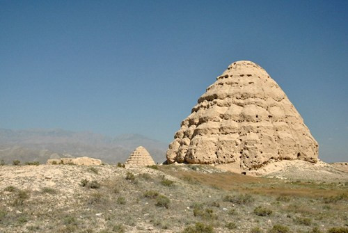 Đây là những là kiến trúc nền đất được nện rất chắc, có hình nón đa giác, được ví như những "kim tự tháp của người phương Đông".