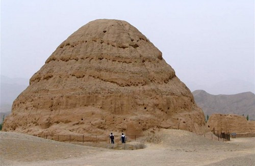 Lăng số 3 trong 9 lăng vua Tây Hạ là lăng mộ lớn và nguyên vẹn nhất. Các chuyên gia khảo cổ nhận định, đó là mộ của Lý Nguyên Hạo, vị vua khai sinh Nước Tây Hạ.