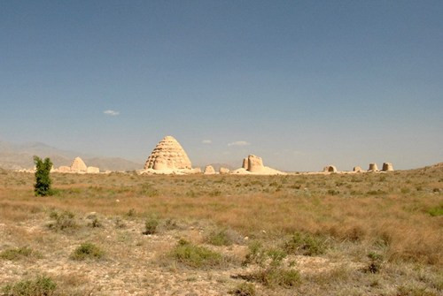 Quần thể lăng mộ này nằm rải rác trong một hoang mạc rộng khoảng 50km2, gồm có 9 lăng vua và hơn 250 ngôi mộ của các quan lại, quý tộc người Tây Hạ. .