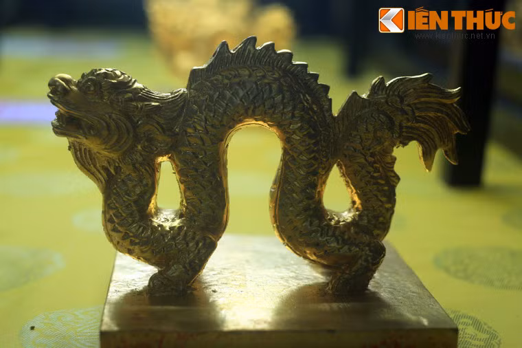 Ấn Từ Minh Huệ hoàng hậu chi bảo bằng bạc mạ vàng, đúc vào thời Thành Thái, Duy Tân, khoảng cuối năm 1906 đến giữa năm 1907. Đây là ấn của Từ Minh Huệ hoàng hậu (mẹ của vua Thành Thái).