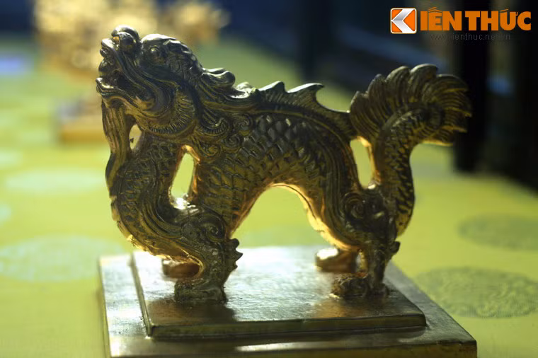 Ấn Cảnh Tông Thuần hoàng đế chi bảo bằng vàng, đúc vào niên hiệu Thánh Thái thứ nhất (1889). Cảnh Tông Thuần hoàng đế là miếu hiệu của vua Đồng Khánh. Ấn này do vua Thành Thái chỉ thị đúc, dùng để thờ trong Thế Miếu.