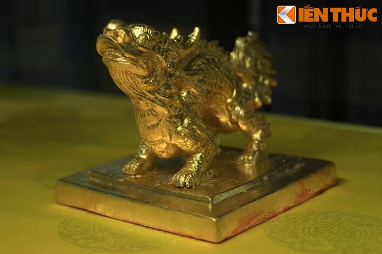 Ấn Hoàng Tông Tuyên Hoàng đế chi bảo bằng bạc mạ vàng, đúc vào niên hiệu Khải Định thứ 10 (1925). Sau khi vua Khải Định mất, chiếc ấn này dùng để dâng miếu hiệu, dùng để thờ trong Thế Miếu.