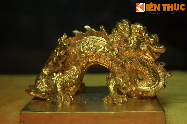 Ấn Quốc gia tín bảo bằng vàng đúc vào niên hiệu Gia Long thứ nhất (1802). Ấn này dùng để đóng trên các văn kiện triệu tập các tướng lĩnh, phát động binh lính, trưng binh nhập ngũ cùng một số văn kiện quan trọng khác.