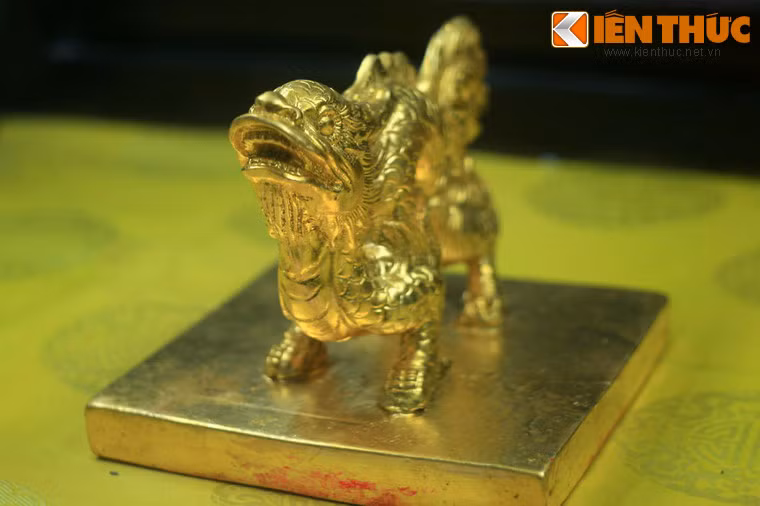 Ấn Từ Dũ Hoàng Thái hậu chi bảo đúc bằng vàng, niên hiệu Hàm Nghi nguyên niên (1885). Năm 1883, trong một di chiếu trước khi mất, vua Tự Đức đã tấn tôn Hoàng Thái hậu Từ Dũ là Thái Hoàng Thái hậu. Ấn này do vua Hàm Nghi chỉ thị đúc nhân tổ chức lễ tấn hôn cho Hoàng Thái hậu Từ Dũ vào năm 1885.