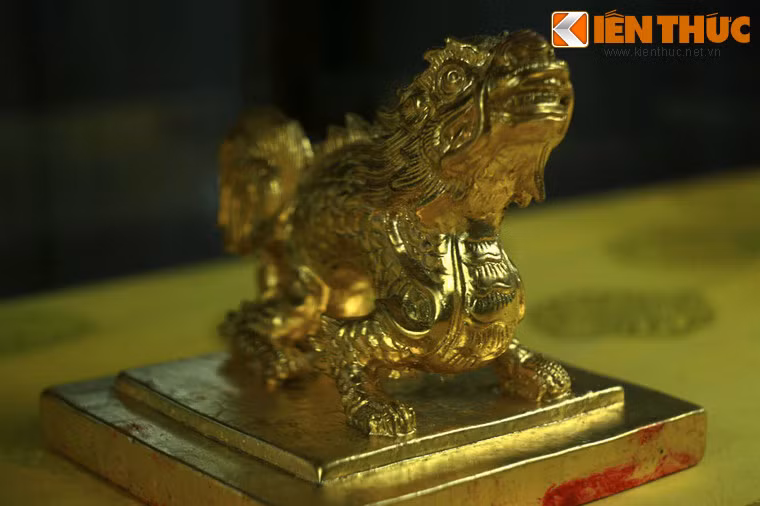 Ấn Tự Đức thần hàn bằng vàng đúc vào niên hiệu Tự Đức thứ nhất (1848). Đây là ấn của vua Tự Đức, dùng để đóng trên văn từ của vua viết bằng mực son (châu phê hoặc châu bút).