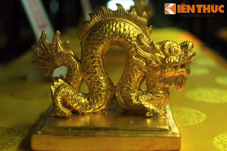 Ấn Bảo Đại thần hàn bằng vàng, đúc vào niên hiệu Bảo Đại nguyên niên (1926). Đây là ấn của vua Bảo Đại, dùng để đóng trên văn từ của vua viết bằng mực son (châu phê hoặc châu bút).