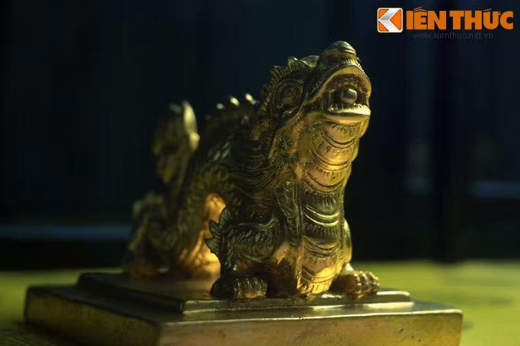 Ấn Thánh Tổ Nhân hoàng đế chi bảo bằng vàng đúc vào niên hiệu Thiệu Trị thứ nhất (1841). Thánh Tổ Nhân hoàng đế là miếu hiệu của vua Minh Mạng. Ấn này do vua Thiệu Trị chỉ thị đúc, dùng để thờ trong Thế Miếu.