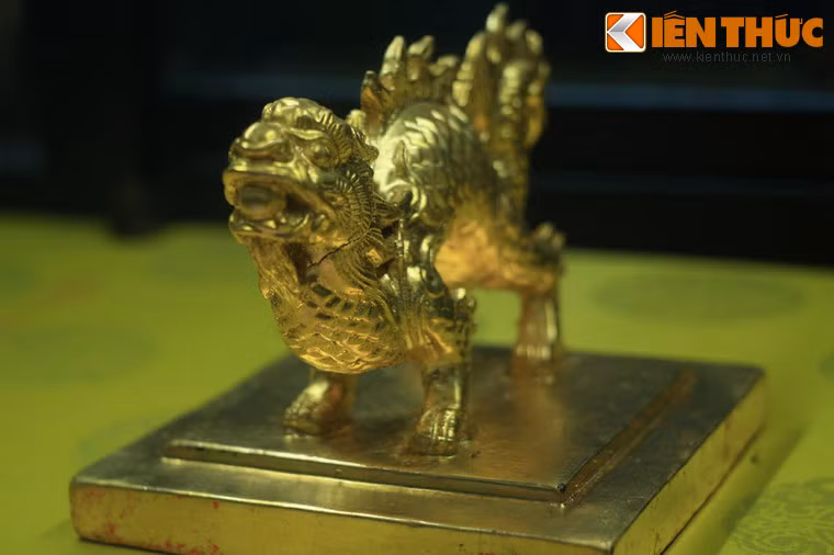 Ấn Giản Tông Nghị hoàng đế chi bảo bằng vàng đúc vào niên hiệu Kiến Phúc nguyên niên (1883). Giản Tông Nghị hoàng đế là miếu hiệu của vua Kiến Phúc. Sau khi vua Kiến Phúc mất, vua Hàm Nghi chi thị đúc ấn này để dâng miếu hiệu, dùng để thờ trong Thế Miếu.