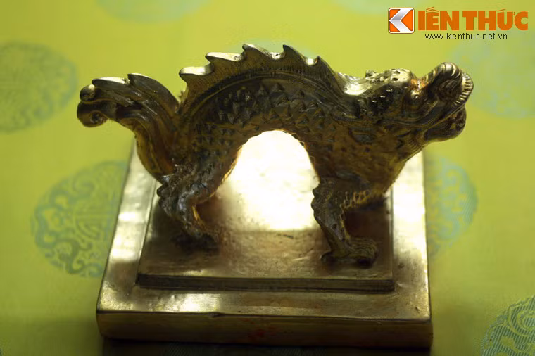 Ấn Văn lý mật sát bằng vàng, đúc vào niên hiệu Đồng Khánh nguyên niên (1886). Ấn này được dùng để đóng vào các chỉ dụ, sớ chương đã có tẩy xóa hoặc thêm vào những chỗ giáp nhau của hai tờ văn bản quan trọng.