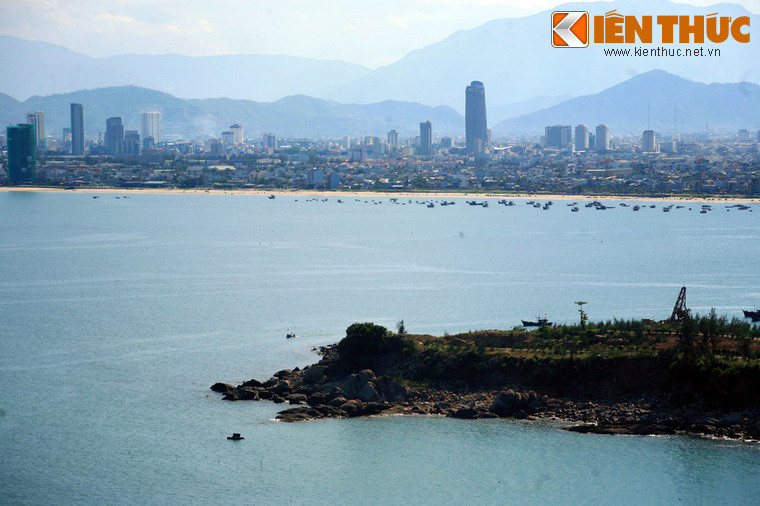 Lần giở thư tịch, thì địa danh Đà Nẵng xuất hiện sớm nhất trong sách Ô Châu cận lục (in lần đầu năm 1555), qua câu "Tùng Giang từ. Từ tại Tư Vinh huyện Tư Khách hải môn, tịnh tại Quảng Nam Đà Nẵng hải môn". Ảnh: Đà Nẵng nhìn từ chùa Linh Ứng Bãi Bụt - Sơn Trà.