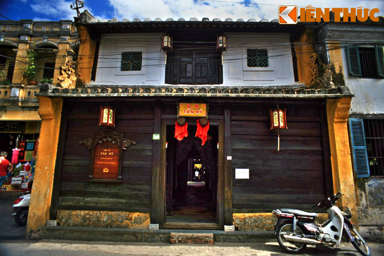 Vào năm 1999, Hội An đã được công nhận là Di sản văn hóa thế giới, dựa trên hai tiêu chí: 1 - Là biểu hiện vật thể nổi bật của sự kết hợp các nền văn hóa qua các thời kỳ trong một thương cảng quốc tế; 2 - Là điển hình tiêu biểu về một cảng thị châu Á truyền thống được bảo tồn hoàn hảo.