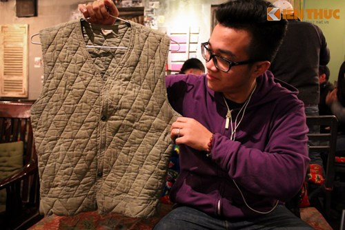 Bạn Thiên Anh lần đầu đến trải nghiệm tại Cộng Cafe cho biết: “Mình thích không gian ở đây, giản dị nhưng rất ấm áp. Mình đặc biệt ấn tượng với chiếc áo trấn thủ này và rất muốn mua về làm kỷ niệm”.