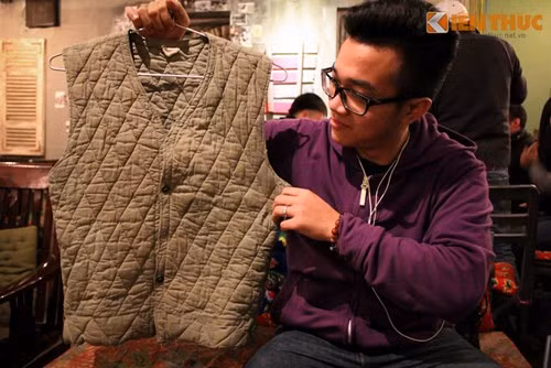 Bạn Thiên Anh lần đầu đến trải nghiệm tại Cộng Cafe cho biết: “Mình thích không gian ở đây, giản dị nhưng rất ấm áp. Mình đặc biệt ấn tượng với chiếc áo trấn thủ này và rất muốn mua về làm kỷ niệm”.