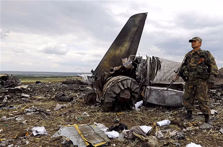 Trong ảnh là mảnh xác máy bay vận tải khổng lồ Il-76MD rơi gần sân bay Lugansk.