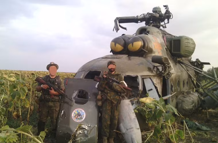Trong ảnh, xác một chiếc trực thăng Mi-8 của Không quân Ukraine rơi ở miền đông.