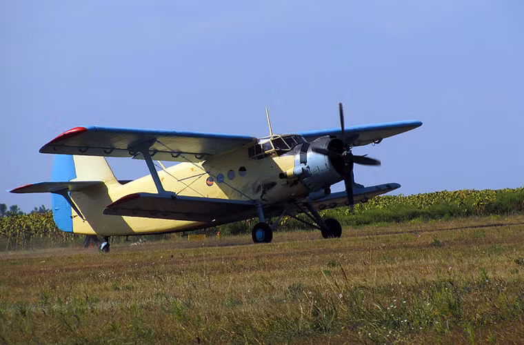 Một chiếc máy bay vận tải hạng nhẹ An-2 bị phá hủy ngay trên đường băng sân bay Kramatorsk ngày 25/4/2014. Tuy nhiên, có nguồn tin cho biết là chiếc này không thuộc Không quân Ukraine.