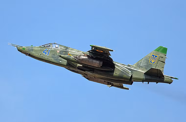 Các máy bay cường kích Su-25 thường làm nhiệm vụ chi viện hỏa lực, đánh phá ở tầm thấp bằng bom, rocket nên có thể dễ bị bắn hạ bằng pháo phòng không hay tên lửa vác vai.