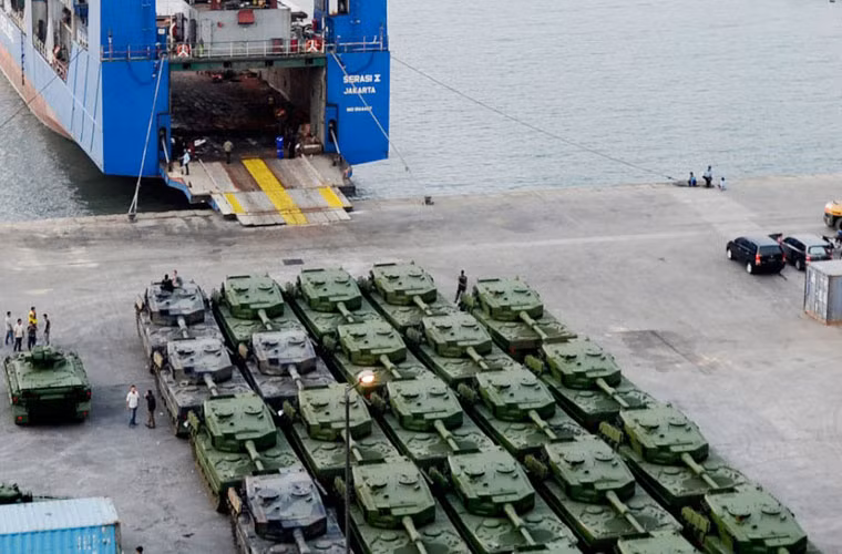 Lô hàng đến trên tàu vận tải cỡ lớn mang cờ Panama, khởi hành từ Bremenhaven (Đức) tới cảng Tanjung Priok, Jakarta.