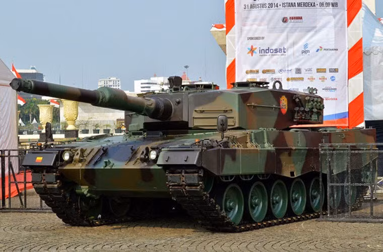 Leopard 2A4 được thiết kết với giáp phức hợp tương tự loại Chobham mà Anh sử dụng trên xe tăng Challenger. Nó được đánh giá là có khả năng chống đạn xuyên giáp và tên lửa chống tăng khá tốt.