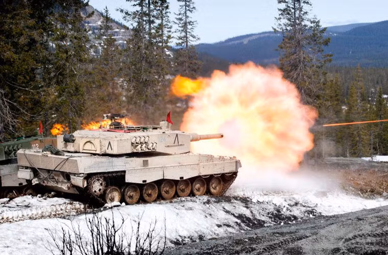 Xe được trang bị pháo nòng trơn 120mm L44 sử dụng 2 loại đạn chủ yếu gồm: đạn xuyên giáp APFSDS-T xuyên thép 450mm ở cách 2km và đạn HEAT-MP-T hiệu quả trong chống mục tiêu mềm và cứng.