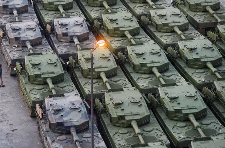 Năm 2012, chính quyền Indonesia đã ký hợp đồng mua hơn 150 xe tăng - thiết giáp do Đức sản xuất. Ngày 30/8/2014, Indonesia đã nhận được một phần lô hàng gồm 24 xe tăng chiến đấu chủ lực Leopard 2A4 và 28 xe chiến đấu bộ binh Marder 1A3.