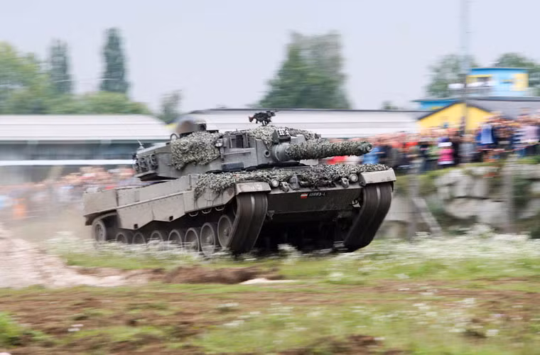 Xe được trang bị động cơ diesel MTU MB 873 công suất 1.500 mã lực cho tốc độ tối đa trên đường bằng tới 68km/h, chạy lùi tốc độ 31km/h. Nó có thể lặn sâu 4m với ống thở, lội nước sâu 1,2m mà không cần thiết bị hỗ trợ nào.