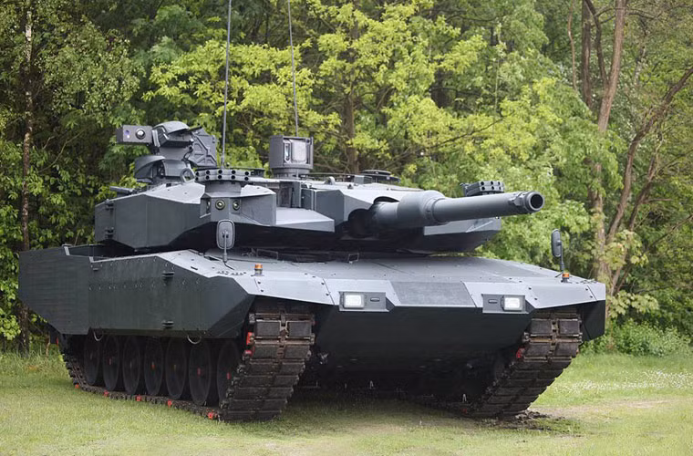 Leopard 2 Revolution là bản nâng cấp dựa trên Leopard 2A4 ra mắt năm 2010. Mẫu tăng này được chú trọng phát triển cho môi trường chiến đấu đô thị với việc bổ sung thêm một loạt công nghệ giáp mới như module giáp phức hợp AMAP (làm từ vật liệu gốm nano, titan và thép hợp kim) được đánh giá là đối phó hiệu quả với đạn súng chống tăng RPG và thiết bị nổ tự tạo IED.