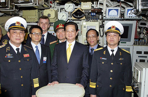 Thủ tướng Nguyễn Tấn Dũng thăm phòng điều khiển tàu ngầm Kilo 636 mang tên HQ-182 Hà Nội.