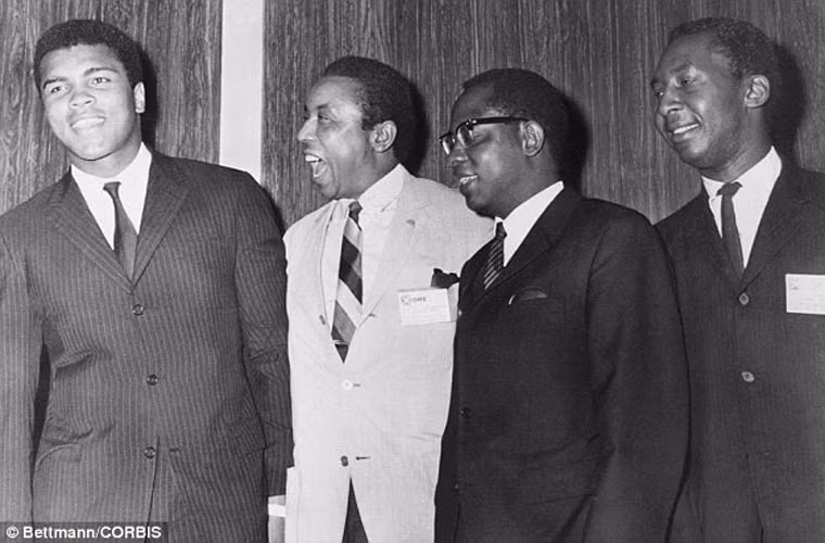Huyền thoại quyền anh tham gia một bữa ăn tối để tôn vinh Floyd McKissick (đứng thứ hai bên trái), được tổ chức tại Columbus, Ohio ngày 4/7/1968.