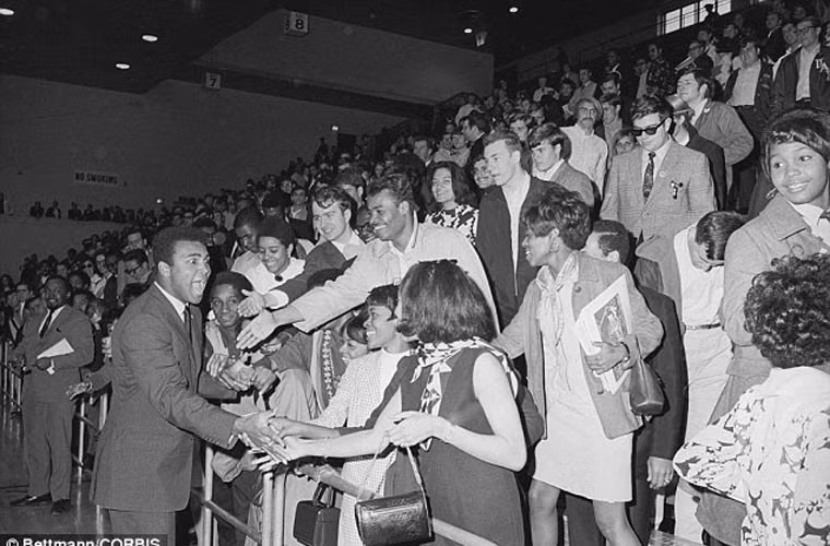 Huyền thoại quyền anh Ali bắt tay sinh viên Đại học St John ở Queens, New York tháng 5/1968.
