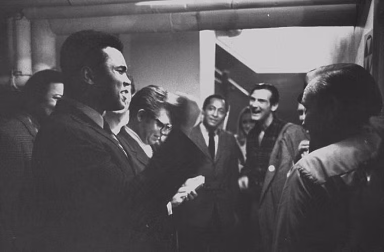 Muhammad Ali nói chuyện vui vẻ với những người bạn.