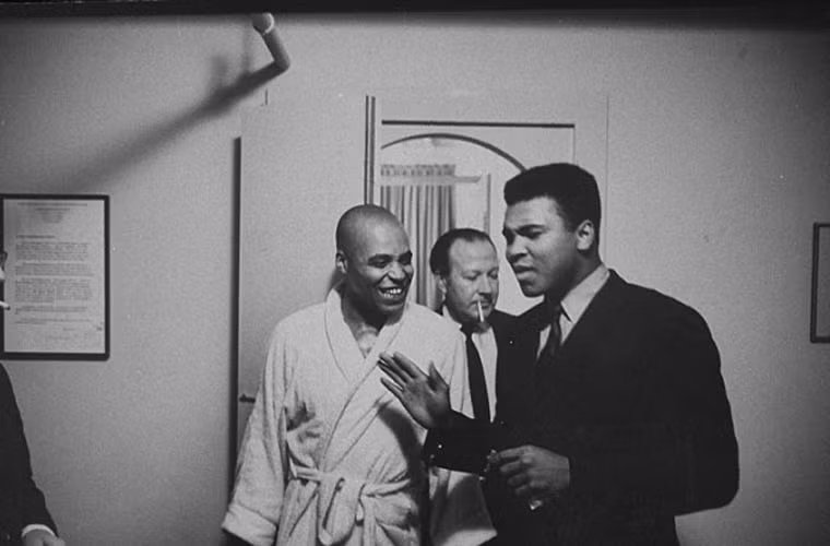 Trong thời kỳ đỉnh cao sự nghiệp, hình ảnh của huyền thoại quyền anh lừng danh thế giới xuất hiện ở khắp mọi nơi. Nhưng kể từ khi ông từ chối phục vụ quân đội Mỹ trong chiến tranh Việt Nam hồi đầu năm 1966, người ta thấy rất ít hình ảnh của Muhammad Ali được công bố, do ông bị chính quyền cấm thi đấu môn quyền anh một thời gian cũng như phải bồi thường 10.000 USD. Trong ảnh là Ali (bên phải) nói chuyện với James Earl Jones (trái). Jones là người đã giành chiến thắng giải Tony Award cho danh hiệu Nam diễn viên xuất sắc nhất với vai diễn chàng võ sĩ da đen yêu một cô gái da trắng trong bộ phim "Giấc mơ vĩ đại" năm 1969.