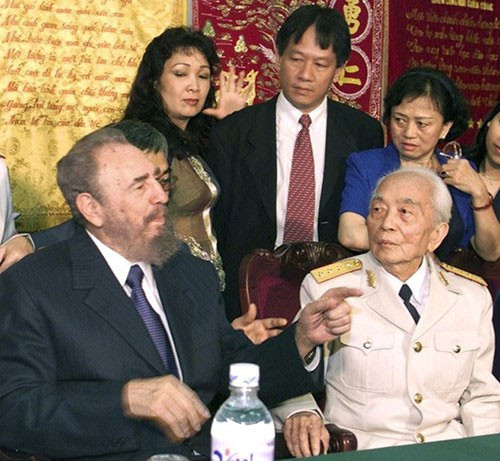 Đại tướng Võ Nguyên Giáp và Chủ tịch Cuba Fidel Castro gặp nhau tại Hà Nội trong khuôn khổ chuyến công du của nhà lãnh đạo Cuba tới Việt Nam hồi tháng 2/2003. Ảnh: Reuters.