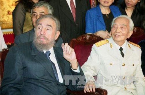 Chủ tịch Cu Ba Fidel Castro tới thăm Đại tướng Võ Nguyên Giáp tại nhà riêng ở Hà Nội ngày 22/2/2003. Ảnh: Thông tấn xã Việt Nam.