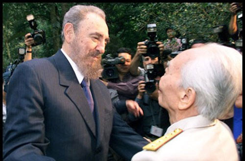 Tổng thống Fidel Castro tới thăm Đại tướng Võ Nguyên Giáp ở Hà Nội ngày 22/2/2003. Đại tướng và ngài Fidel là những người bạn cùng chung lý tưởng, Việt Nam đã nhận được nhiều sự hỗ trợ chí tình chí nghĩa từ Cuba trong quá trình dốc toàn lực giải phóng miền Nam.
