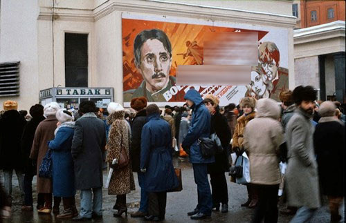 Đông đảo người dân xếp hàng trước cửa một tòa nhà.