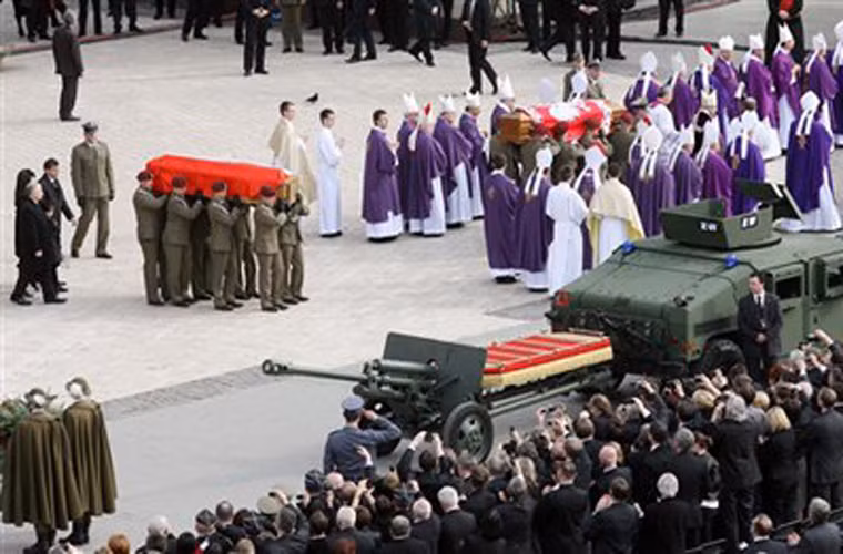 Do khói bụi núi lửa Iceland tràn ngập bầu trời châu Âu hôm 18/4 nên Tổng thống Mỹ Barack Obama không thể đến dự tang lễ Tổng thống Kaczynski. Ngoài ra, Thái tử Anh Charles, Tổng thống Pháp Nicolas Sarkozy, Thủ tướng Đức Angela Merkel, Hoàng thân Tây Ban Nha Juan Carlos… cũng không thể đến tiễn đưa cố Tổng thống Kaczynski về nơi yên nghỉ vì một số lý do.