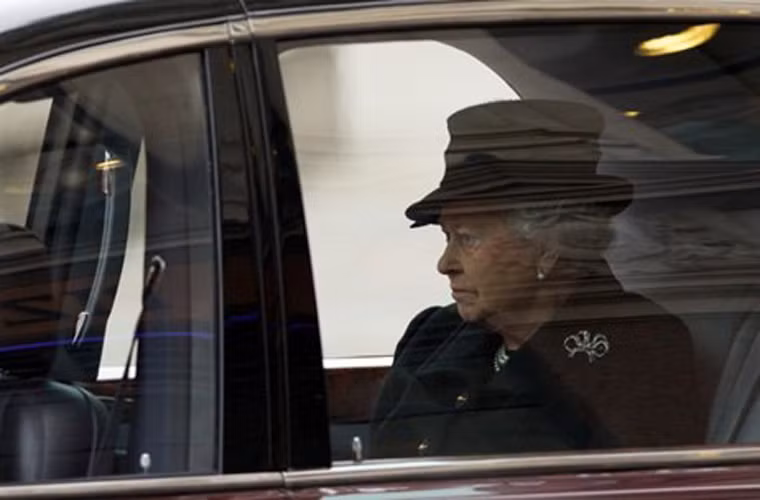 Thi hài của bà Thatcer được đặt trong Tòa nhà Quốc hội vào đêm trước khi diễn ra tang lễ và được đưa đi qua các con phố đến nhà thờ St Paul ở London theo nghi lễ danh dự của quân đội vào ngày 17/4. Nữ hoàng Anh Elizabeth II (trong ảnh) và hoàng thân Phillip tới tham dự lễ tang của bà Thatcher.