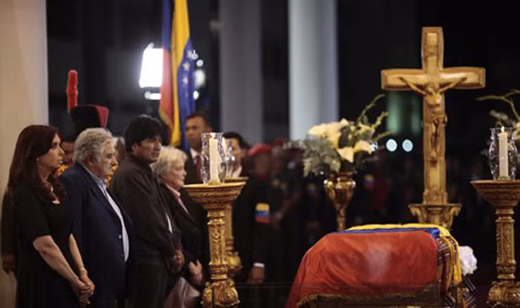 Chính phủ Venezuela đã nhận được những lời chia buồn từ 42 quốc gia , trong đó có 16 nước đã ra sắc lệnh quốc tang. Đây là điều đặc biệt chưa từng xảy ra. Trong ảnh tính từ trái qua: Tổng thống Argentina Cristina Fernandez, Tổng thống Uruguay Jose Mujica, Tổng thống Bolivia Evo Morales đứng trước quan tài cố Tổng thống Venezuela đặt tại Học viện quân sự ở Caracas.