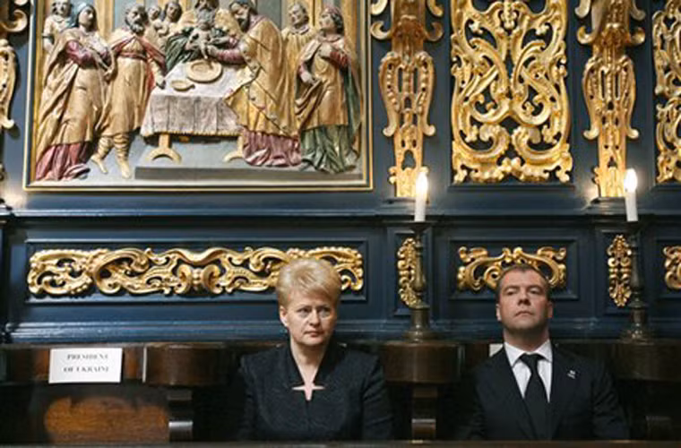 Tang lễ của cố Tổng thống Kaczynski được tổ chức vào ngày 18/4/2010. Rất nhiều nguyên thủ quốc gia thế giới: Tổng thống Nga Dmitry Medvedev (bên phải ảnh) và Tổng thống Dalia Grybauskaite (bên trái ảnh)… đã tới dự tang lễ.