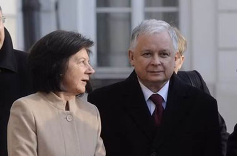 Ngày 10/4/2010, phi cơ chở Tổng thống Ba Lan Lech Kaczynski (trong ảnh) và vợ bị rơi khi chuẩn bị hạ cánh ở miền tây nước Nga, khiến toàn bộ hành khách và phi hành đoàn (96 người) thiệt mạng. Ba Lan đã ra sắc lệnh quốc tang một tuần.