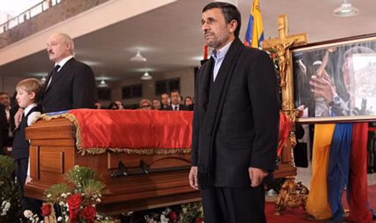 Gần 30 nguyên thủ quốc gia đã có mặt ở Venezuela để tham dự tang lễ cố Tổng thống Hugo Chavez hôm 8/3 bao gồm: Tổng thống Belarus Alexander Lukashenko (trong ảnh phía bên trái), Tổng thống Iran Mahmoud Ahmadinejad (trong ảnh phía bên phải), Tổng thống Mexico Enrique Pena Nieto... Trước đó, Tổng thống Argentina Cristina Fernandez, Tổng thống Uruguay Jose "Pepe" Mujica và Tổng thống Bolivia Evo Morales đã đáp chuyến bay đến Venezuela từ ngày 6/3. 