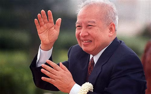 Cựu Vương Campuchia Norodom Sihanouk (bên trái ảnh) qua đời ở Bắc Kinh tháng 10/2012, thọ 89 tuổi. Đất nước Campuchia đã để tang 1 tuần từ ngày 17-23/10. Quyết định của Chính phủ Hoàng gia do Thủ tướng Hun Sen ký ngày 15/10 cho biết, trong thời gian tổ chức quốc tang, tất cả trụ sở của các cơ quan nhà nước và tư nhân cũng như nhà dân đều treo cờ rủ, đồng thời mọi người dân đều mang các biểu tượng để tang cựu Vương. Theo quyết định của Chính phủ Hoàng gia, thi hài của cựu Vương được bảo quản tại Hoàng cung trong vòng ba tháng để quan chức chính quyền, nhân dân và khách nước ngoài đến viếng, trước khi tiến hành hỏa táng.