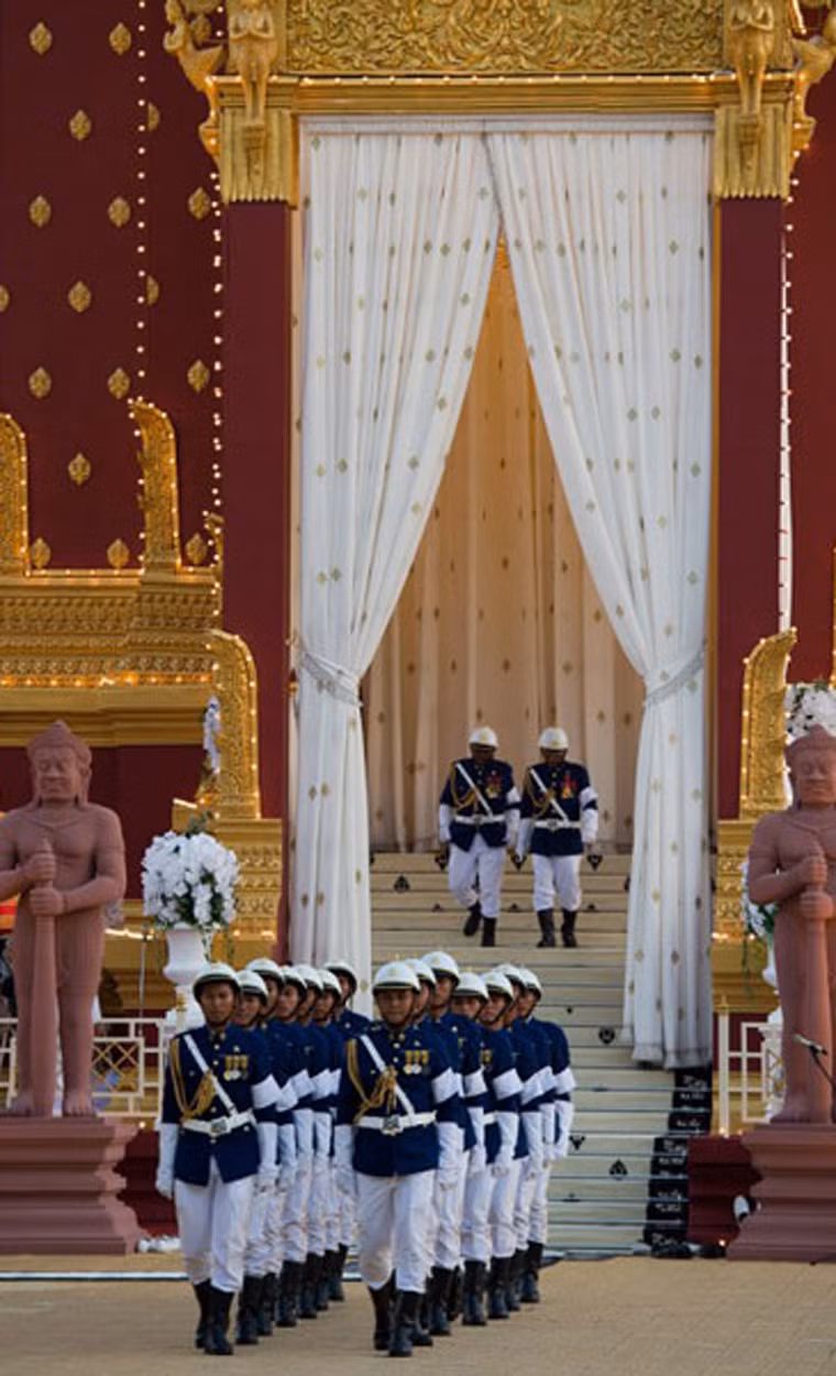Theo Bộ Ngoại giao và hợp tác quốc tế Campuchia, các Đoàn đại biểu nước ngoài bao gồm Việt Nam, Trung Quốc, Lào, Thái Lan, Australia, Brunei, Indonesia, Nhật Bản, Hàn Quốc, Myanmar, Philippines, Singapore, Ấn Độ, Malaysia và Canada tham dự Lễ hỏa thiêu vào chiều 4/2. Đại sứ Việt Nam Ngô Anh Dũng, Đoàn ngoại giao và các Tổ chức quốc tế tại Campuchia cũng có mặt tại Lễ rước để tiễn đưa cựu Vương Norodom Sihanouk.
