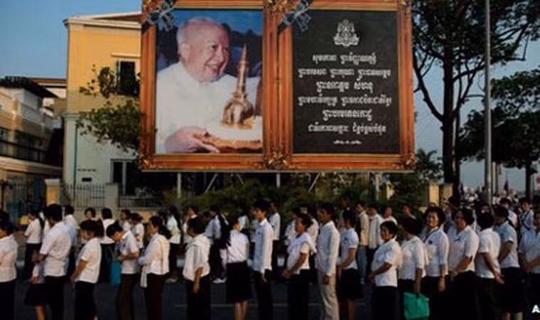 Trong buổi lễ hỏa táng ngày 4/2/2013, nhiều quan chức cấp cao nước ngoài cũng tới dự, trong đó có Thủ tướng Pháp Jean-Marc Ayrault, Hoàng tử Nhật Bản Akishino. Buổi lễ bắt đầu bằng những lời cầu kinh của các thượng tọa, rồi cựu Quốc vương Campuchia được tiễn biệt bằng loạt pháo cối và pháo hoa. Sau đó, Hoàng thái hậu Monique và con trai, Quốc vương Norodom Sihamoni, châm lửa giàn thiêu tại đài hóa thân cao 15 tầng.